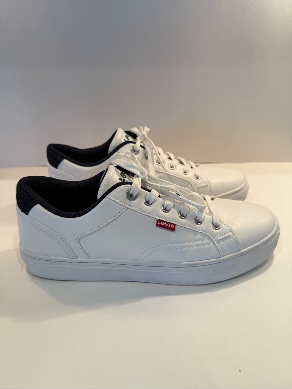 Levi's Men's White Courtright Low-Top Sneakers with Navy Trim